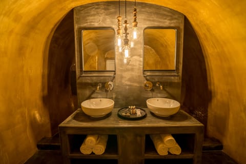 Artemis Suite with Outdoor heated Jacuzzi & Caldera View | Bathroom | Shower, free toiletries, hair dryer, slippers