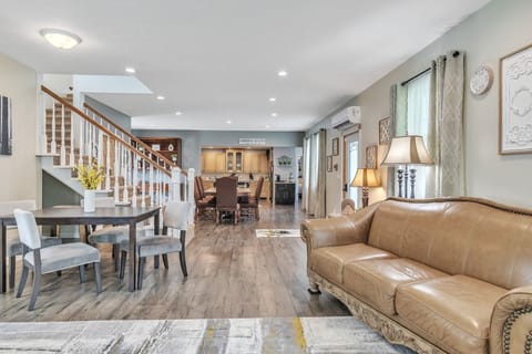 House, 4 Bedrooms | Living area | Smart TV
