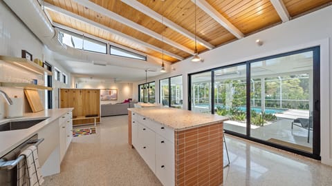 House, 3 Bedrooms | Private kitchen | Coffee/tea maker, fridge, oven, toaster