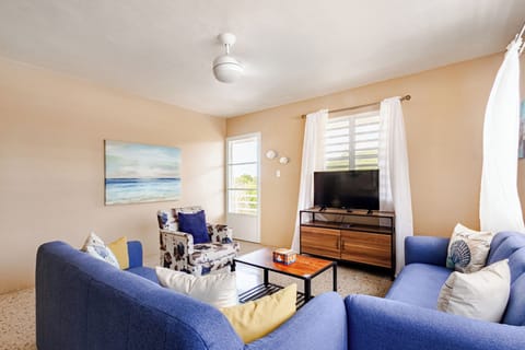 Living Room sitting area wth Smart TV, roku, board games