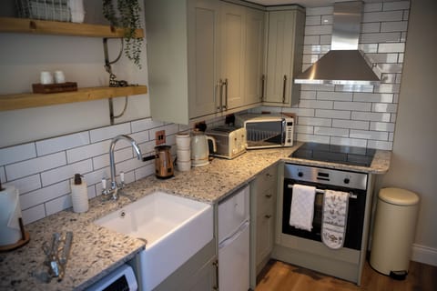 Cottage | Private kitchen | Fridge, microwave, oven, stovetop