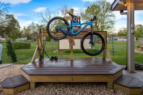 Built for adventure—MC5 includes a backyard bike wash station, making this a great stay for cyclists visiting Bentonville, Rogers, and Northwest Arkansas mountain bike trails.