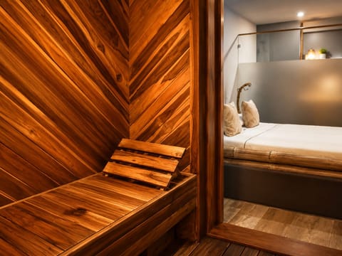 Design Room, 1 Queen Bed | Bathroom | Combined shower/tub, jetted tub, hydromassage showerhead