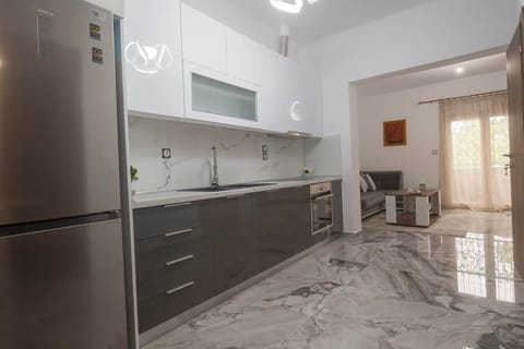 Modern Kitchenette with Dining Essentials and Wooden Accents
Fully equipped for short or long stays, the kitchen features ample storage, modern appliances, and a welcoming layout.

