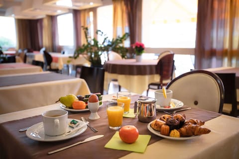 Buffet breakfast for a fee on weekdays