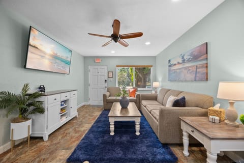 Spacious Living Room: Brightly decorated with beachy vibes, perfect for relaxation and fun!