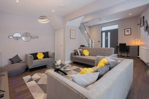 Spacious, stylish living room with sofa bed, dedicated workspace and fast high-speed WiFi.
D3 Short Stays