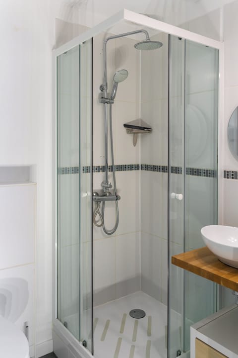 Deluxe Double Room, Garden View | Bathroom