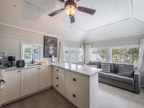 Classic Bungalow, Lake View | Hypo-allergenic bedding, blackout drapes, soundproofing, rollaway beds