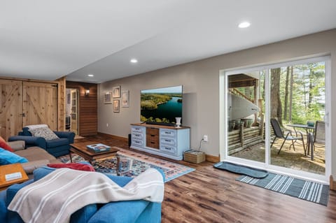 Bright and open living space for gathering 🎨🛋️