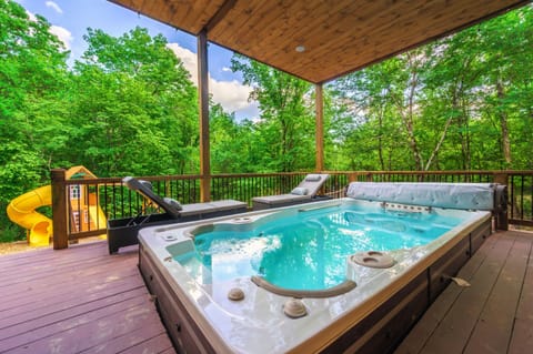 Welcome to Royal Retreat, a lively cabin full of everything you need for an unforgettable stay in Hochatown!