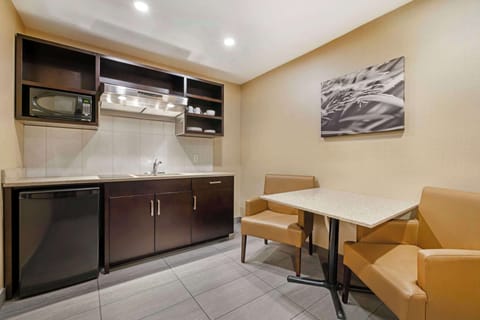 Standard Room, 1 King Bed with Sofa bed, Non Smoking, Kitchenette (with Sofabed) | Private kitchenette | Fridge, microwave, coffee/tea maker