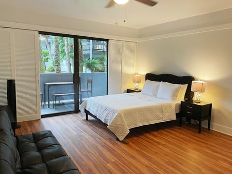 Queen bed with 100% cotton sheets