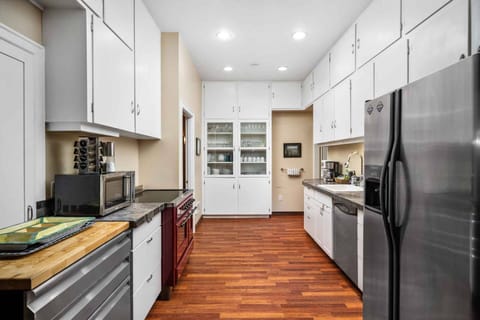 Cook delicious meals for breakfast, lunch, and dinner in this fully equipped kitchen. We suggest grabbing some seafood from a local market.