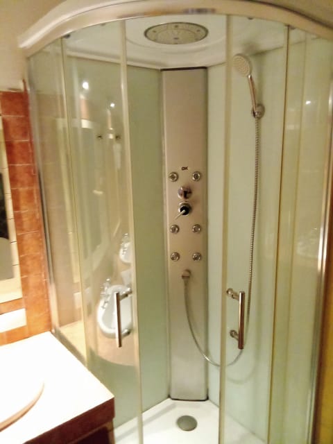 Standard Triple Room | Bathroom