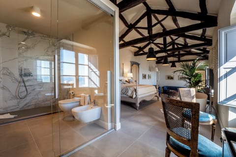 Executive Suite, Sea View (La Libreria) | Bathroom | Free toiletries, bathrobes, slippers, bidet