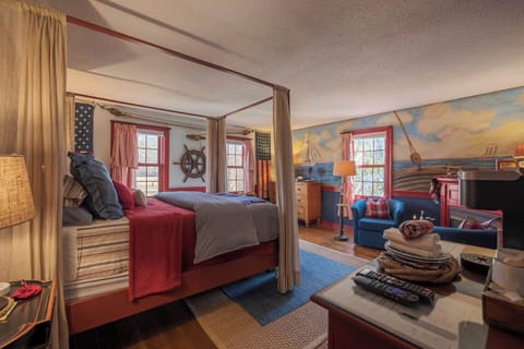 Welcome to the Rigger's Retreat! Nautically inspired, inviting, and spacious! 
Let us treat you to a special Mystic stay!