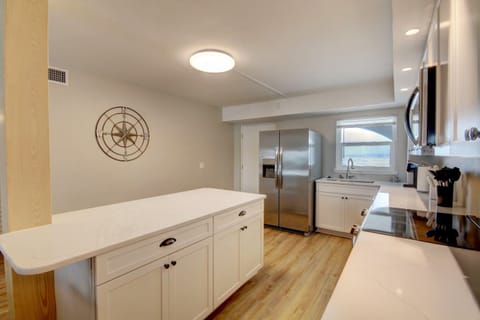 Condo, 2 Bedrooms | Private kitchen | Fridge, oven, stovetop, coffee/tea maker