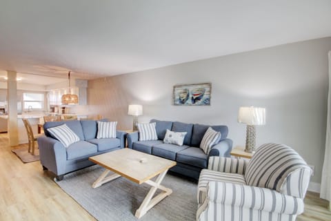 Condo, 2 Bedrooms | Living area