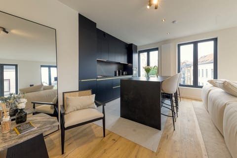 Luxury Duplex, City View | Private kitchen