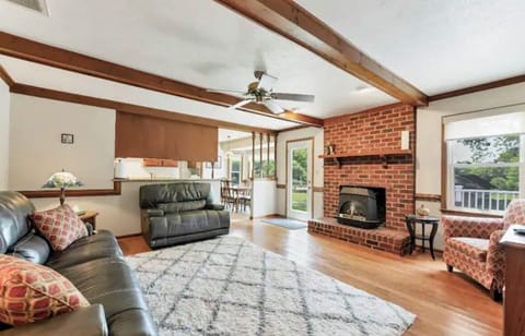 Cozy living room! *NOTE: Fireplace is for decoration only*
