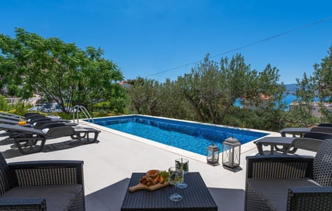 Villa Verde with 4 en-suite bedrooms, private pool, 200m from sandy beach