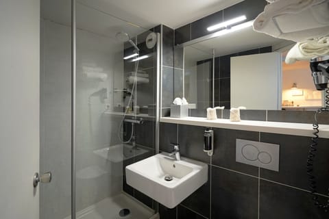 Premium Room, 1 Queen Bed, Non Smoking | Bathroom | Shower, rainfall showerhead, free toiletries, hair dryer