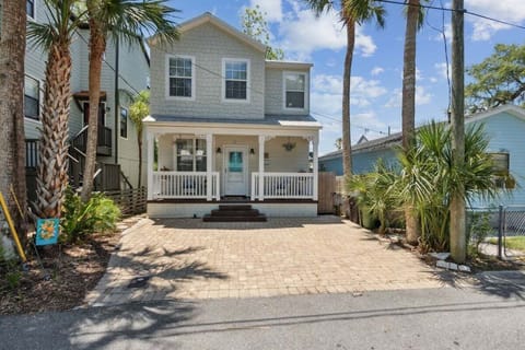 Located on a quiet, one-way street. You're going to love this neighborhood for it's location, rich history, and tranquility.