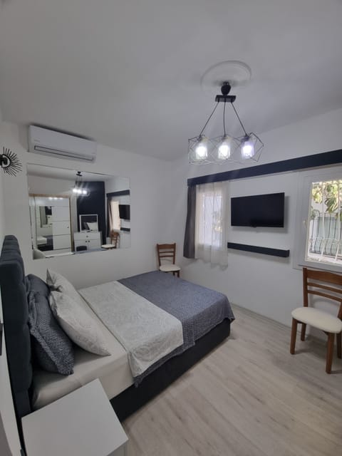 Deluxe Room, City View | Desk, laptop workspace, soundproofing, free rollaway beds