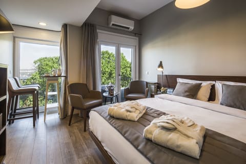 Premium bedding, minibar, in-room safe, soundproofing
