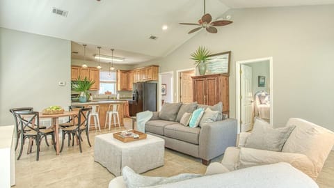 House, Multiple Beds (Flip Flop Cottage) | Living area