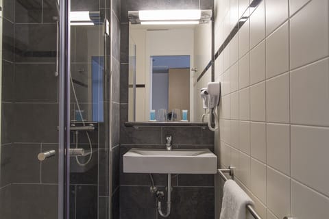 Comfort Twin Room | Bathroom | Shower, free toiletries, hair dryer, towels
