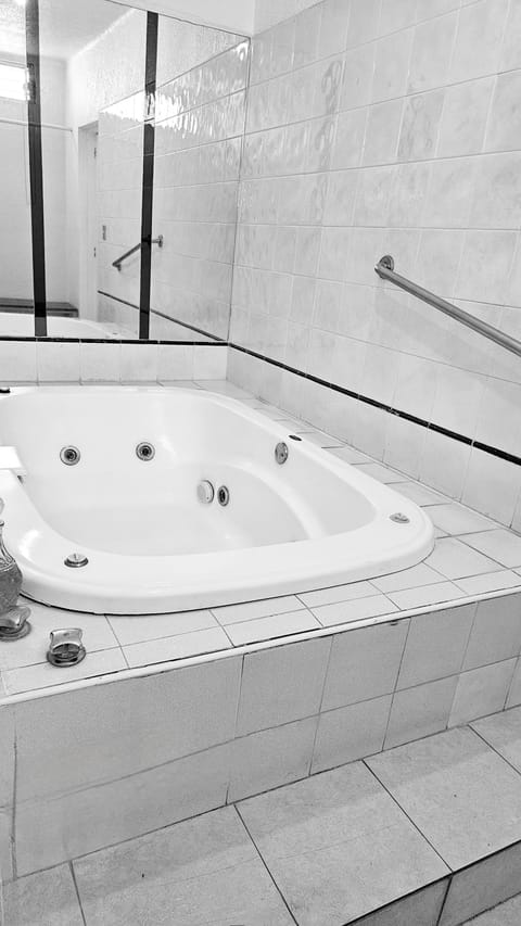 Elite Room | Bathroom | Towels, soap, shampoo, toilet paper