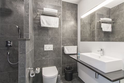 Deluxe Twin Room, 2 Twin Beds | Bathroom | Shower, free toiletries, towels