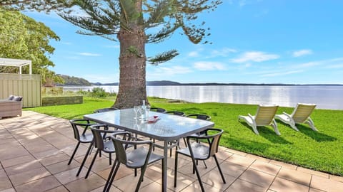 Outdoor dining with beachview
