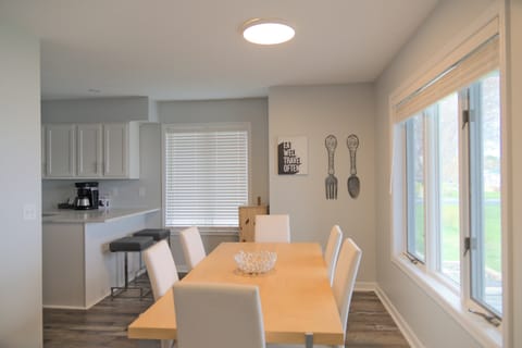 Good news: you can eat your meals with gorgeous natural light (not to mention that lake view).