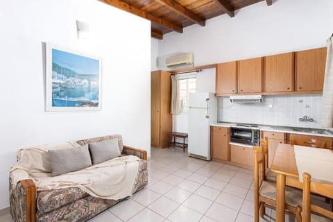 Superior Room, Garden View | Living area | TV