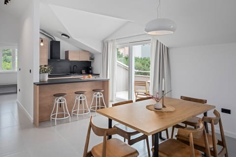 Dining table that can seat six people