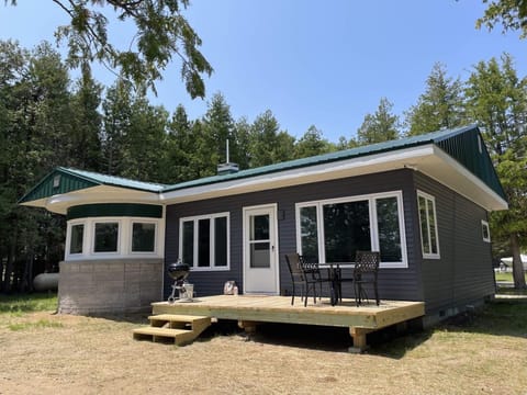 Dockside on Drummond Island (2843)