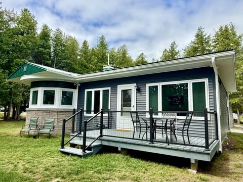 Dockside on Drummond Island (5339)