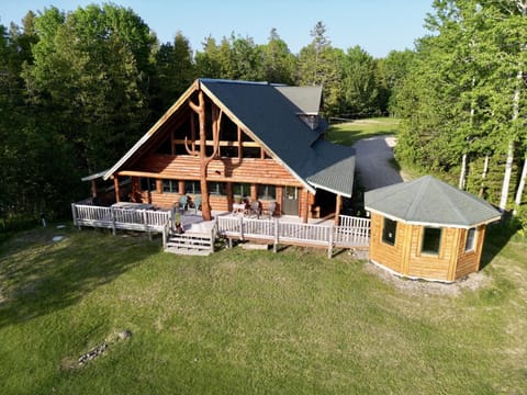 Paw Point Lodge on Drummond Island (3625)