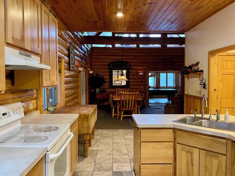 Paw Point Lodge on Drummond Island (3672)