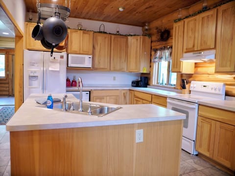 Paw Point Lodge on Drummond Island (3643)