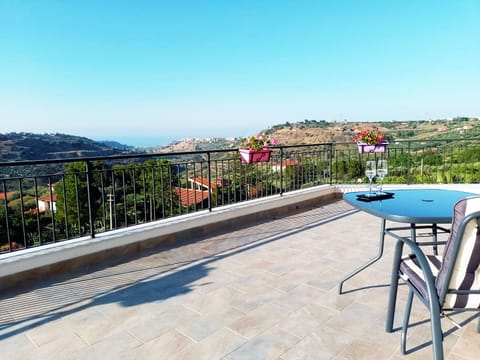 Terrazza panoramica con vista mare.