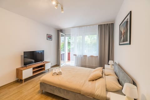 Private Bedroom with Queen Bed | Book Now with RENTUJEMY