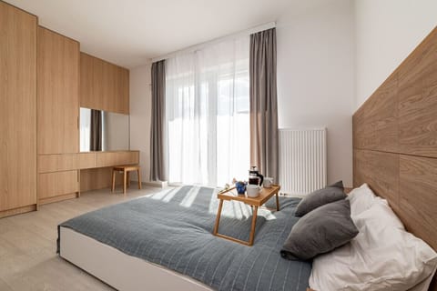 Private Bedroom with Queen Bed | Book Now with RENTUJEMY