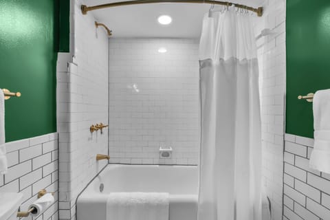 Standard Room, 1 Queen Bed, Non Smoking, City View | Bathroom | Hair dryer, towels, soap, shampoo