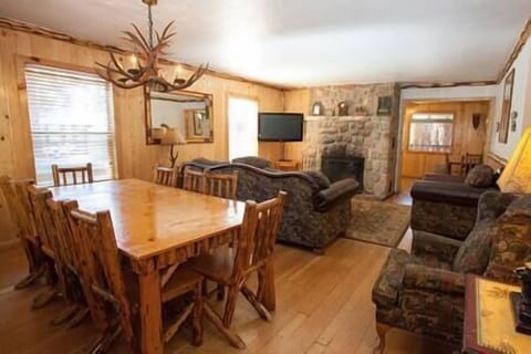 Guests love the large dining table that seats 8 and rustic cabin vibes of the living room. The fireplace is wood burning.  Guests provide their own wood,
(Fireplace temporarily unavailable until Nov 16th)