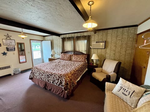 Room, 1 King Bed, Non Smoking | Free WiFi, bed sheets