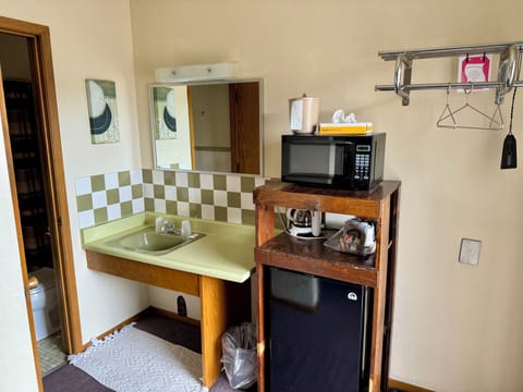 Room, Multiple Beds, Non Smoking | Bathroom | Towels, soap, shampoo, toilet paper